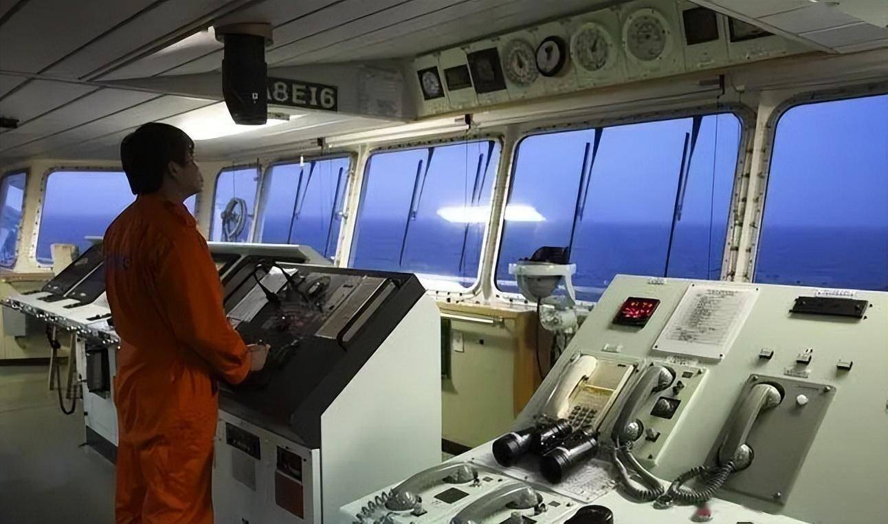 们进行着演练,没注意到这一情况,是留守在驾驶室的二副率先觉察到的