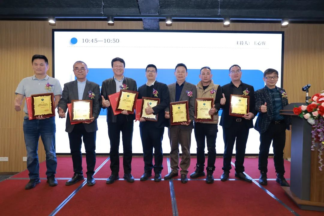 在广州成立会上,装饰艺术专委会会长李毅介绍了申请成立专委会的历程