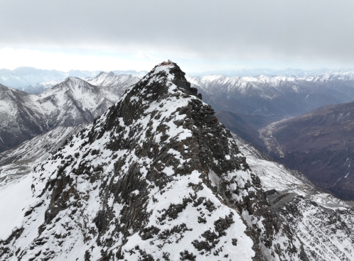 李宗利是我國著名的登山運動員,曾於2011年登頂么妹峰,於2018年登頂