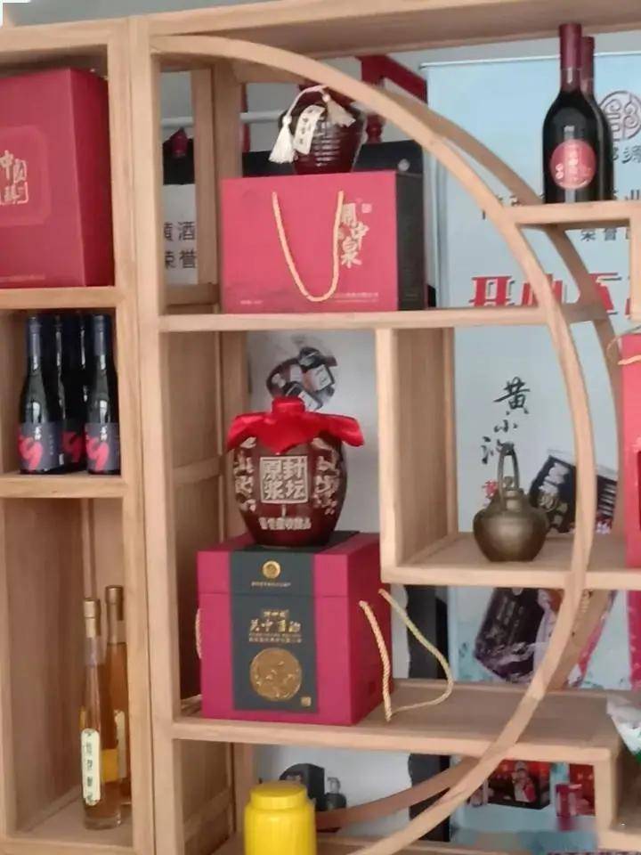 鳳舞龍飛歌美酒,道贏天下挹金牌.誠藏好料隨福釀,善釀真香伴瑞來.