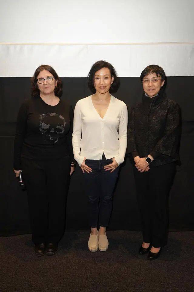 素人晒陈冲合影,生图感叹她气质真的好高级啊,老相虽然明显,但身材