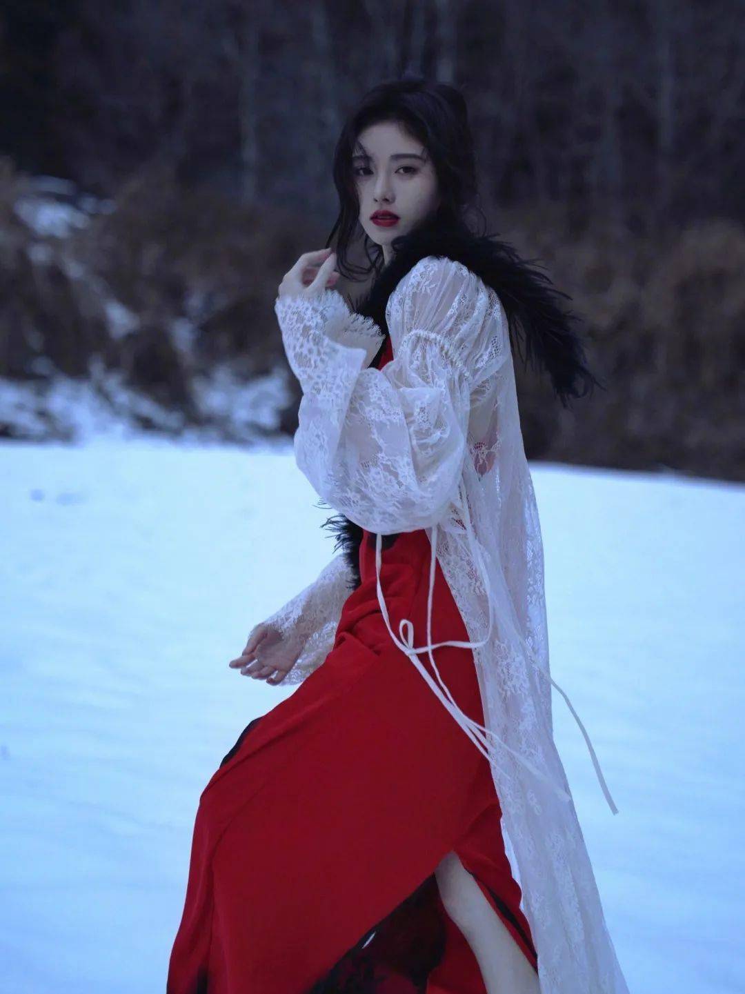 鞠婧祎暗调口红,是辛正蕾在剧里剧外拿捏复古丝绒妆的关键.