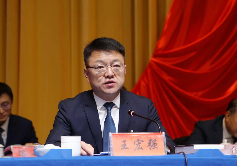 区委书记王宏强代表中共宝鸡市凤翔区委,向大会的胜利召开表示热烈的