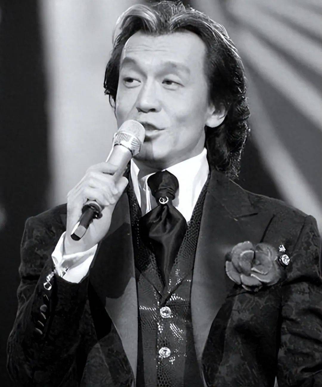 时隔5年李咏死因被揭开,妻子哈文道破真相,遗体为何不运回国