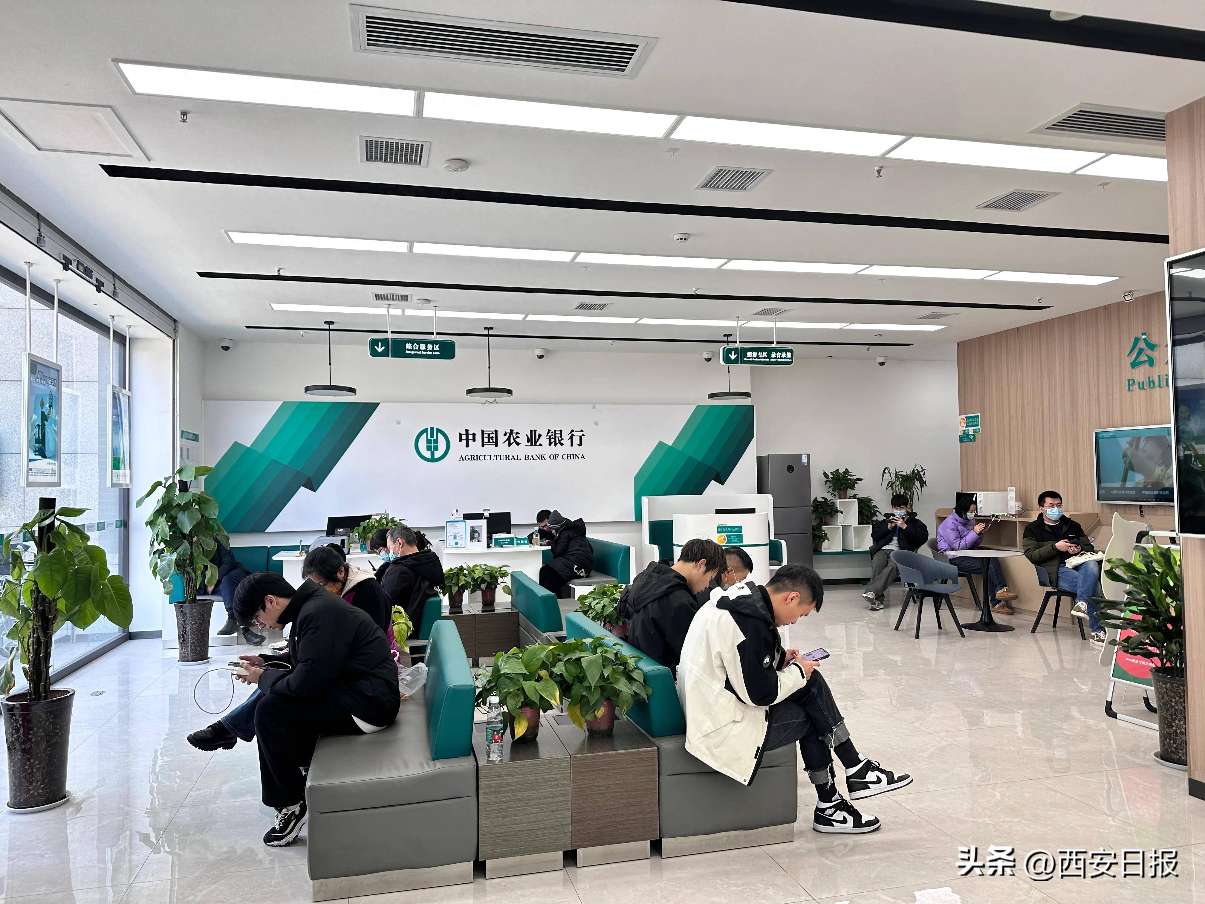 西安地区龙年普通纪念币纪念钞兑换首日 市民热情高涨_银行_工作_网点