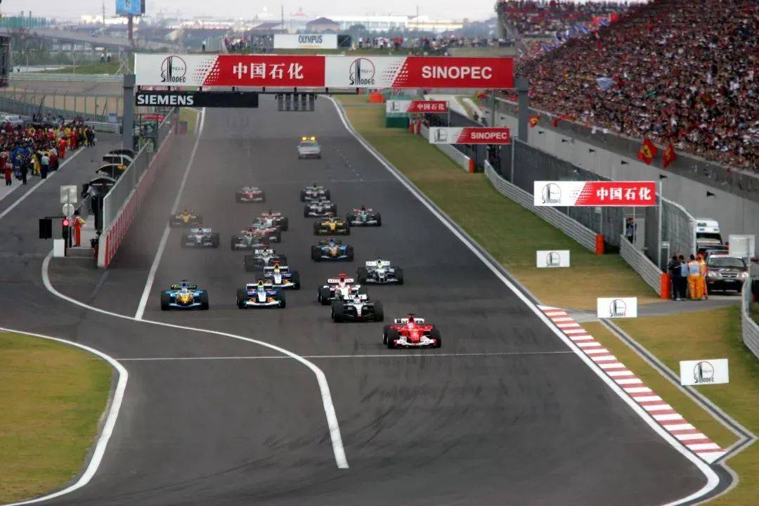 2004年9月24日至26日,首次f1比赛在上海国际赛车场成功举办.