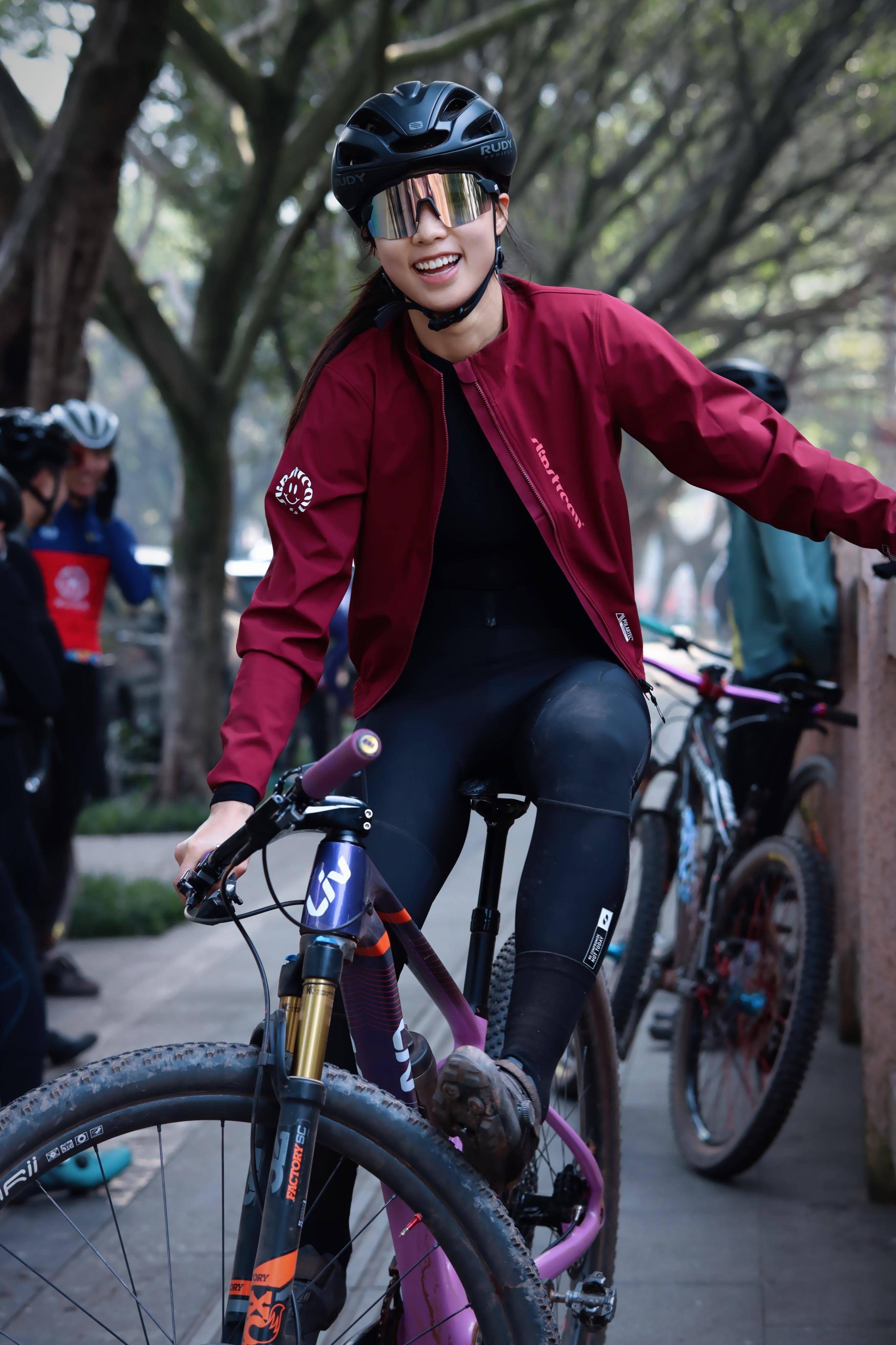 骑行的男生们都希望能在心仪的女孩面前展现自己认为帅气的一面,然而