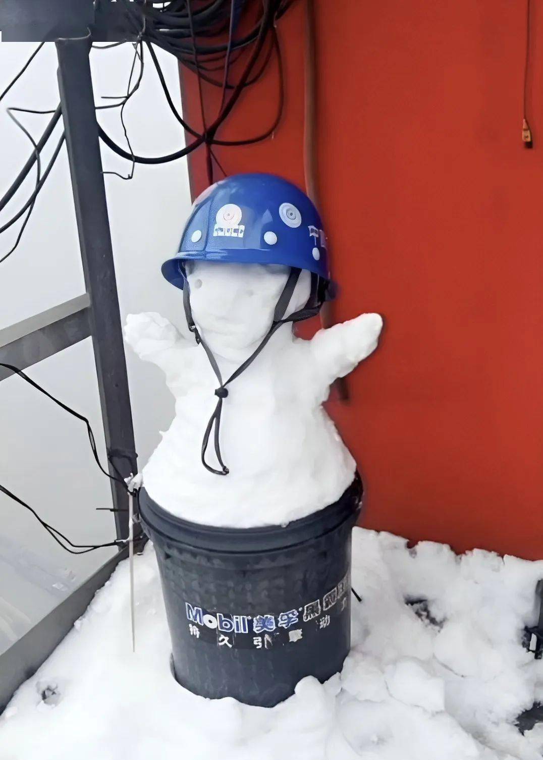 塔吊看着就惊险,二十出头的小姑娘却坚守于此,天寒地冻,千米高空,用