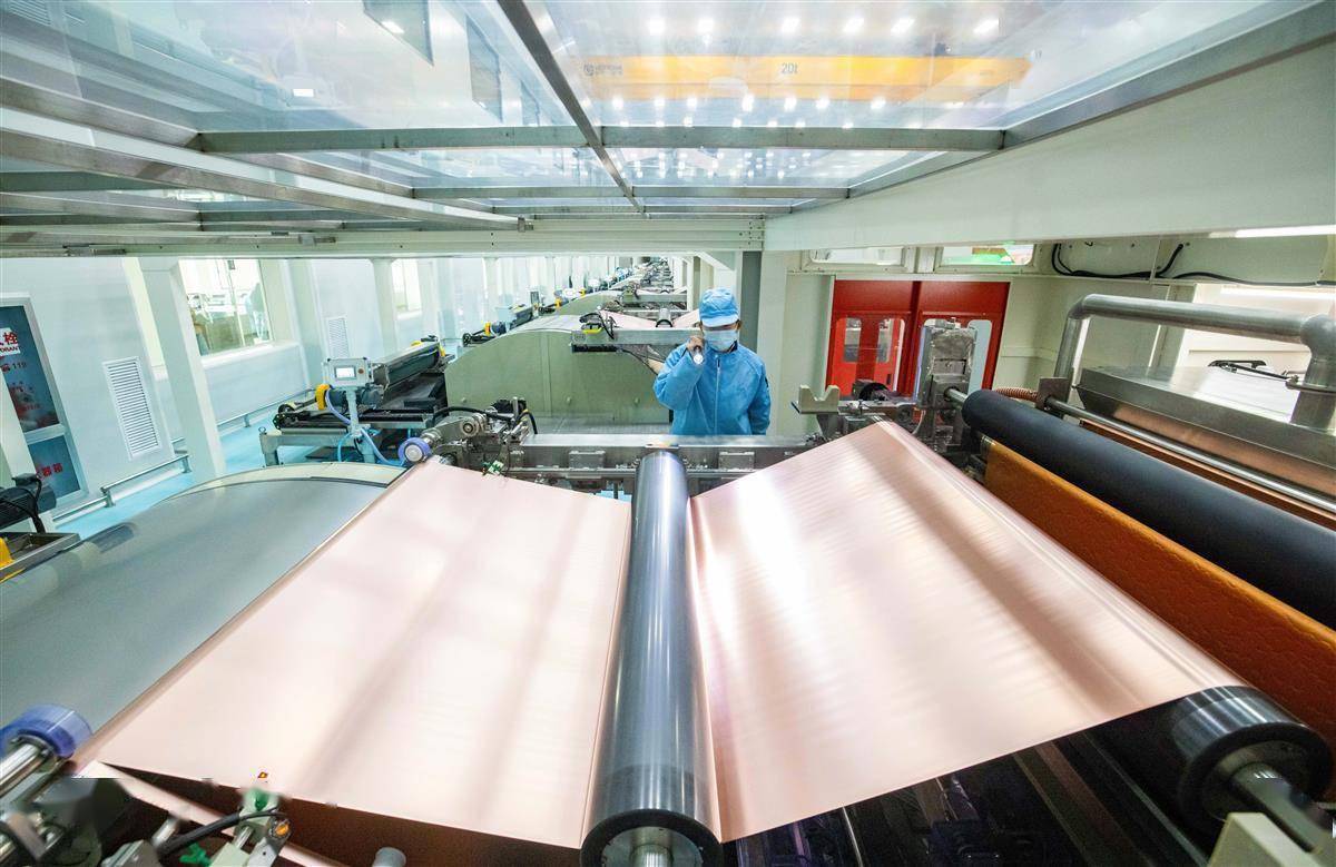 铜箔产业园项目,一台台生箔一体机正高效运转,工作人员有序操作设备试