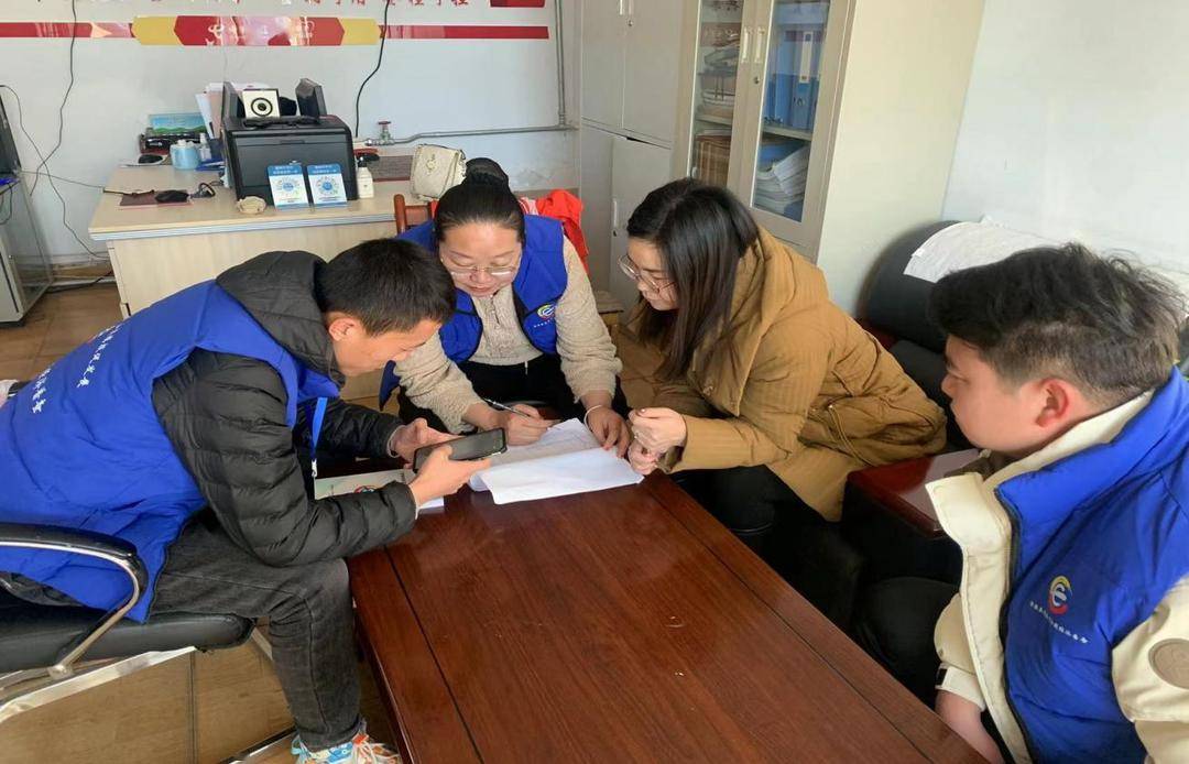 海东市平安区普查员深入企业开展入户登记海南州06海南州同德县普查员