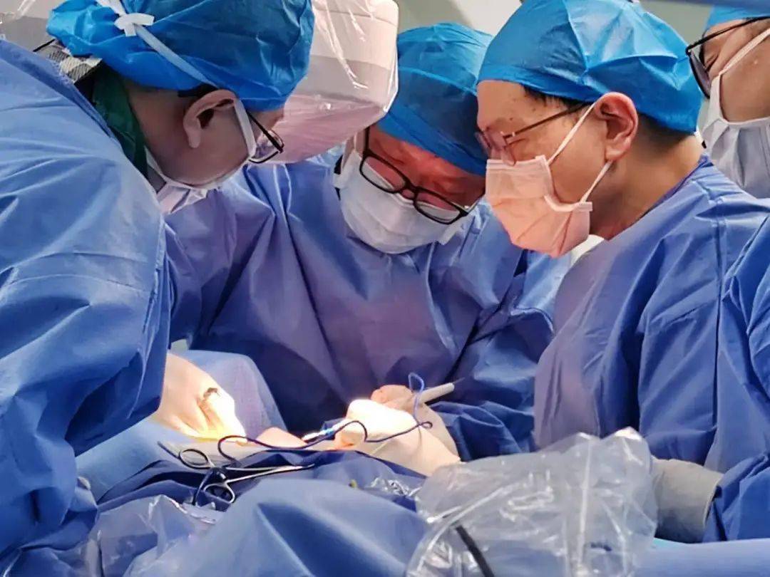 谢鸿发教授和李海鹰教授在为患者进行手术随后,团队医生植入新的无