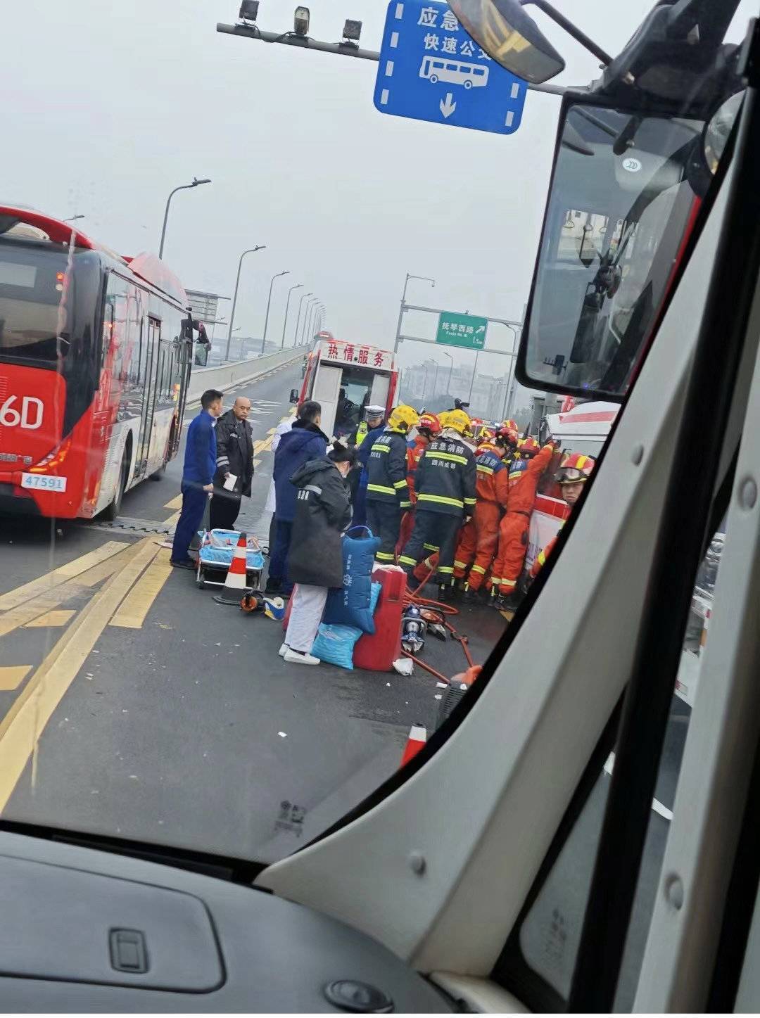 救护车车祸图片