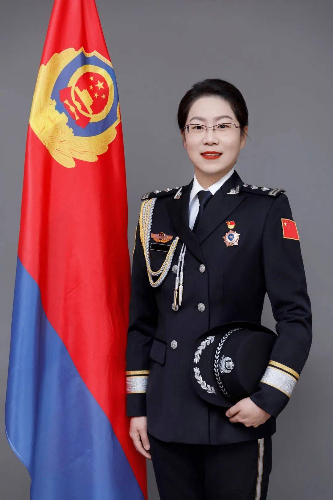 我与警旗同框 定格最美"警"色_人民_正义_警徽