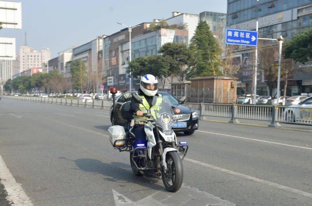 花十万进交警队当辅警图片