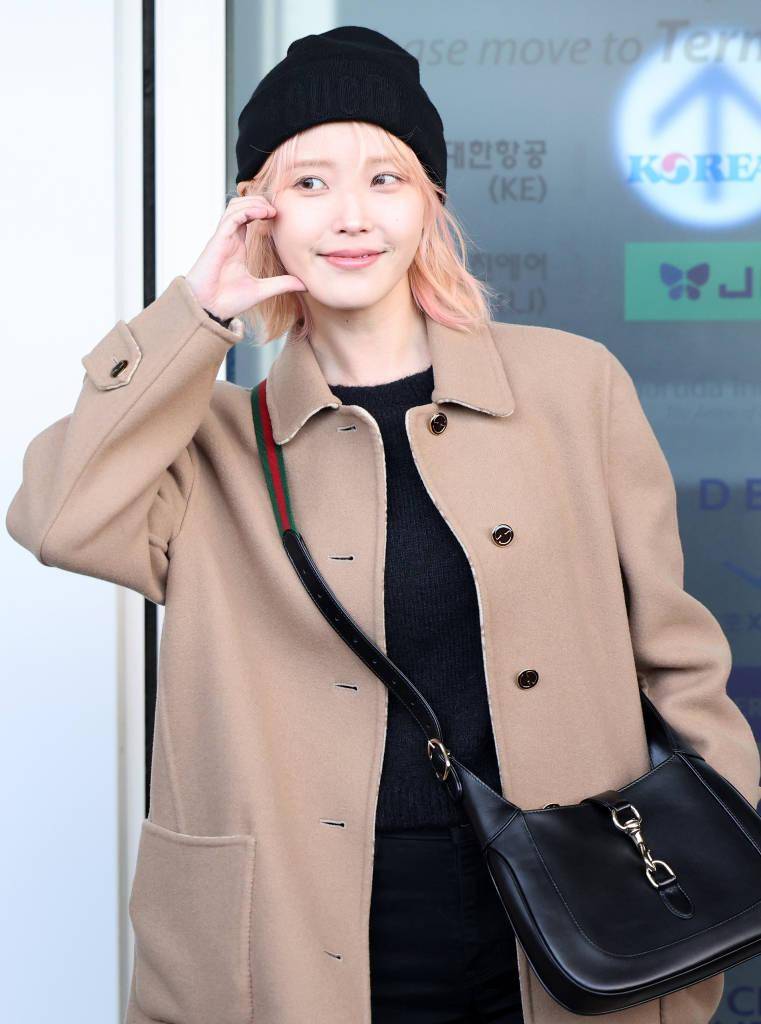 0240111韩国首尔,iu李知恩现身仁川国际机场出发前往米兰时装周.