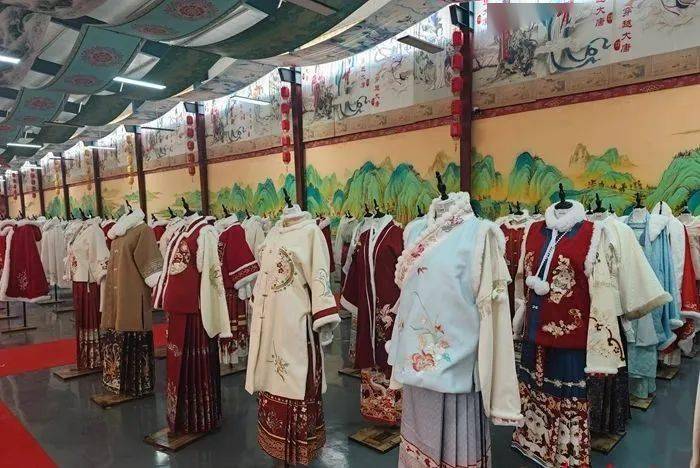 曹县拜年服销售火爆 汉服拜年刮起新风潮_文化_传统_菏泽