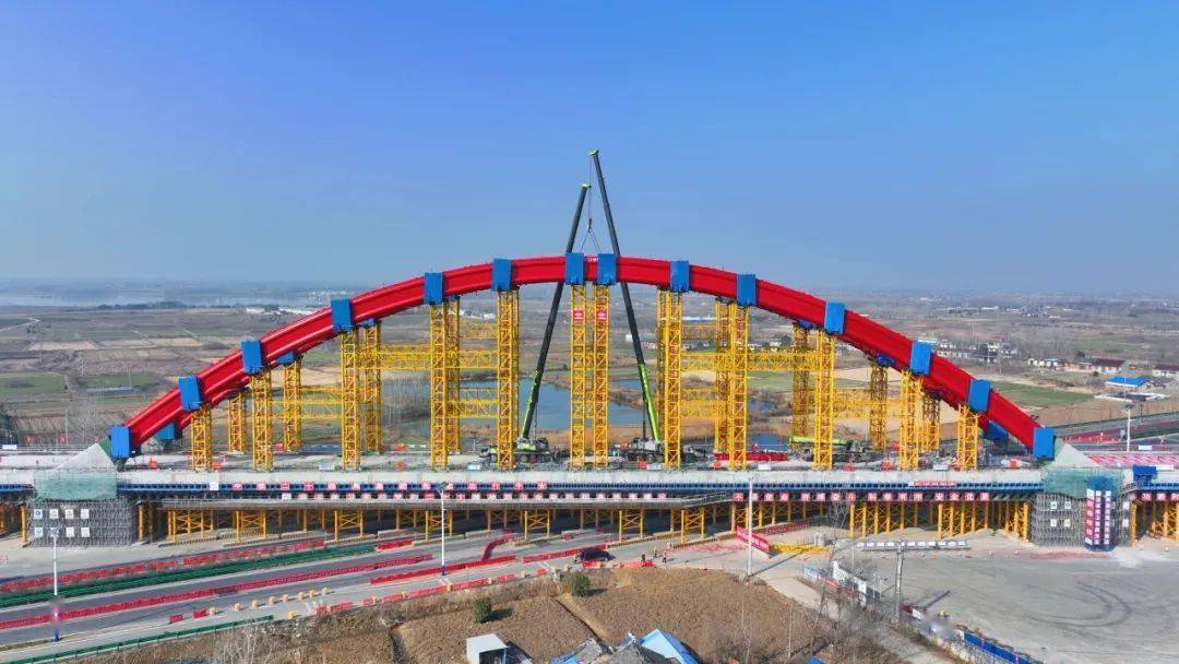 安徽省在建最大跨度系杆拱连续梁拱肋顺利合龙_进行_焊接_经济