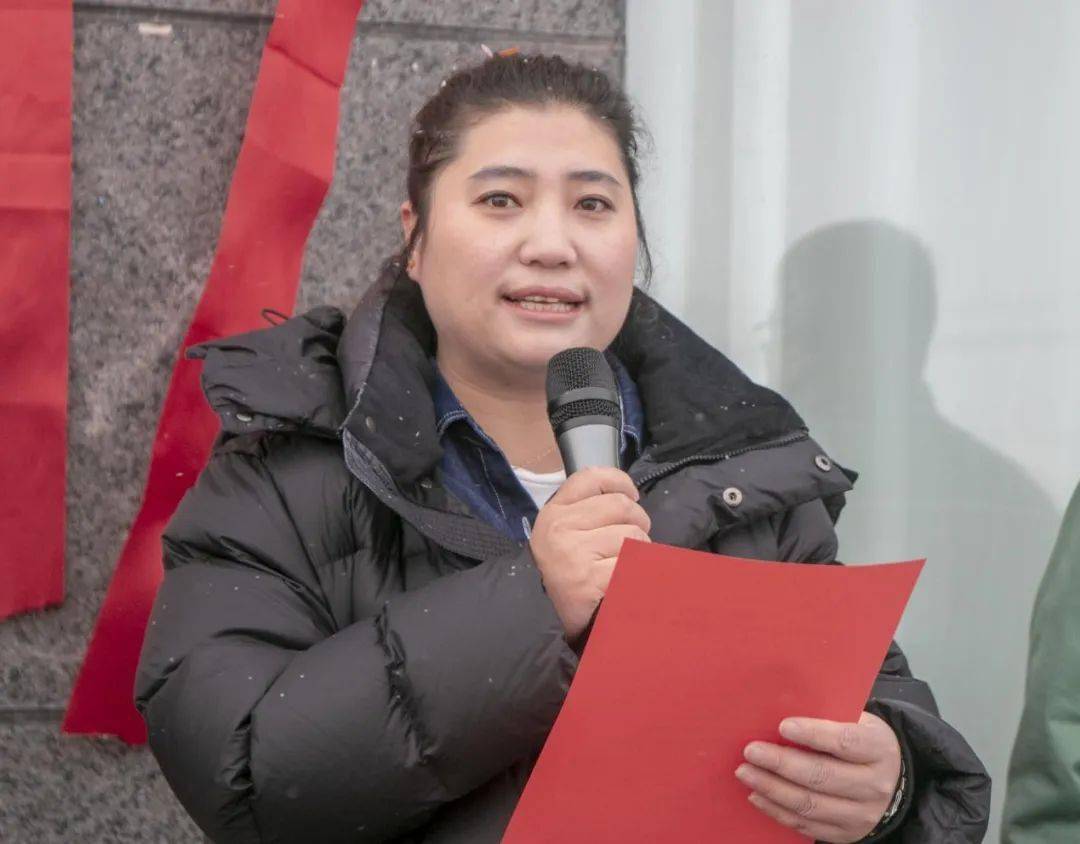 授牌仪式上,王总代表公司对两位核心客户张博文,张超多年来对心连心