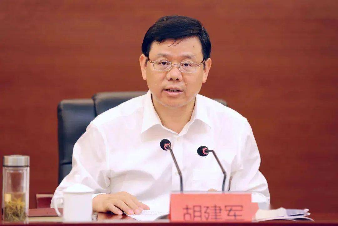 胡建军长期在江苏工作,曾任江苏省财政厅税政处(法规处)处长,沭阳县