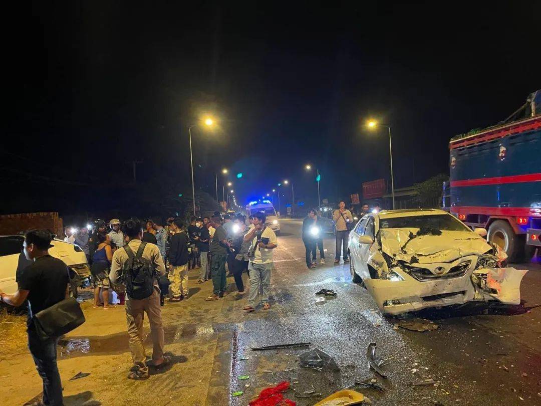 金边发生一宗车祸,高速行驶的警车被撞得面目全非,2名副局长当场身亡.