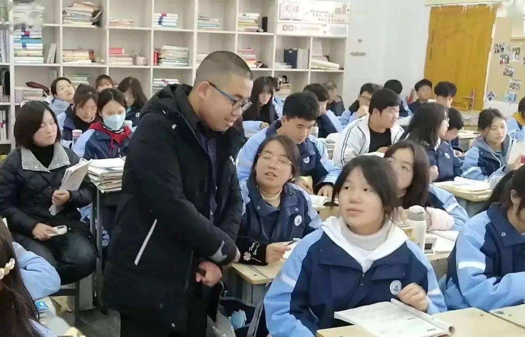 【优秀教师风采】何红斌:用奉献书写教育华章_工作_教学水平_给予