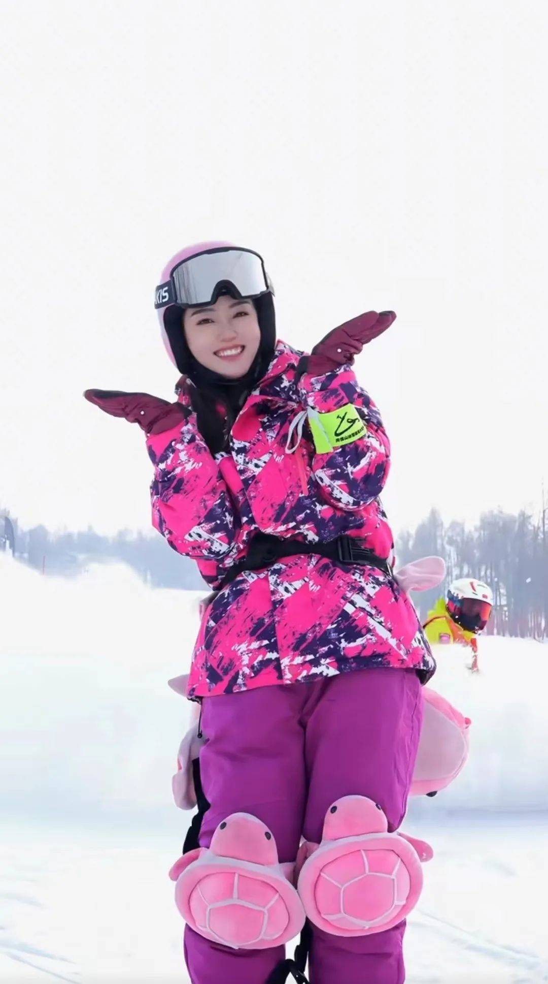 "重庆网红离哈前为尔滨自编自唱……还挺好听_赵美_谢尔滨_游客