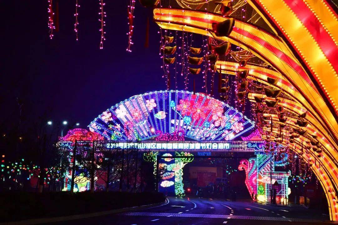 多图回顾往届观山湖灯会庙市现场!_湖区_贵阳市_游客
