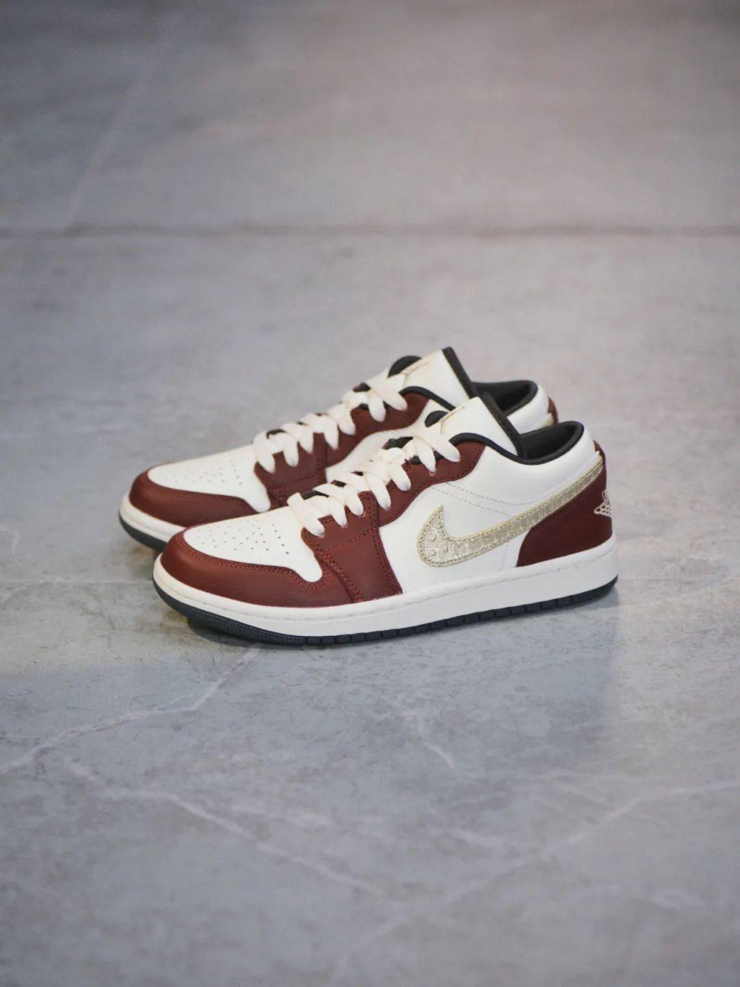 鞋身 swoosh logo 的纹理感让人想起龙这一中国十二生肖中的王者神兽