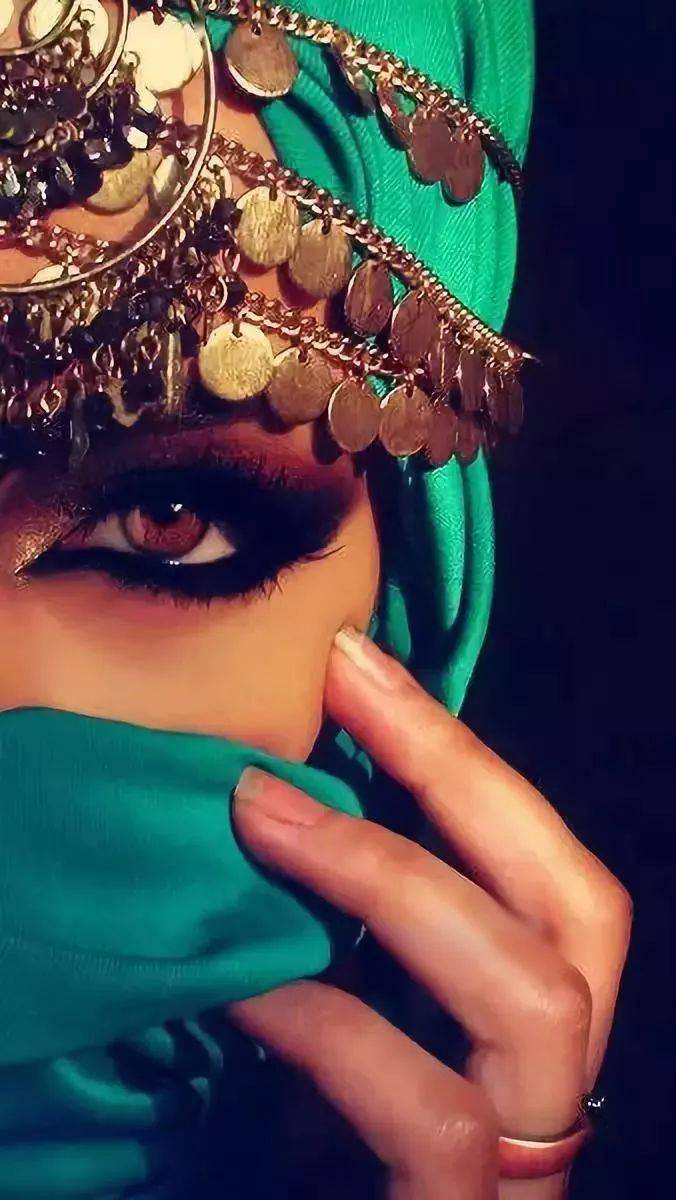 神秘面纱下的阿拉伯女郎