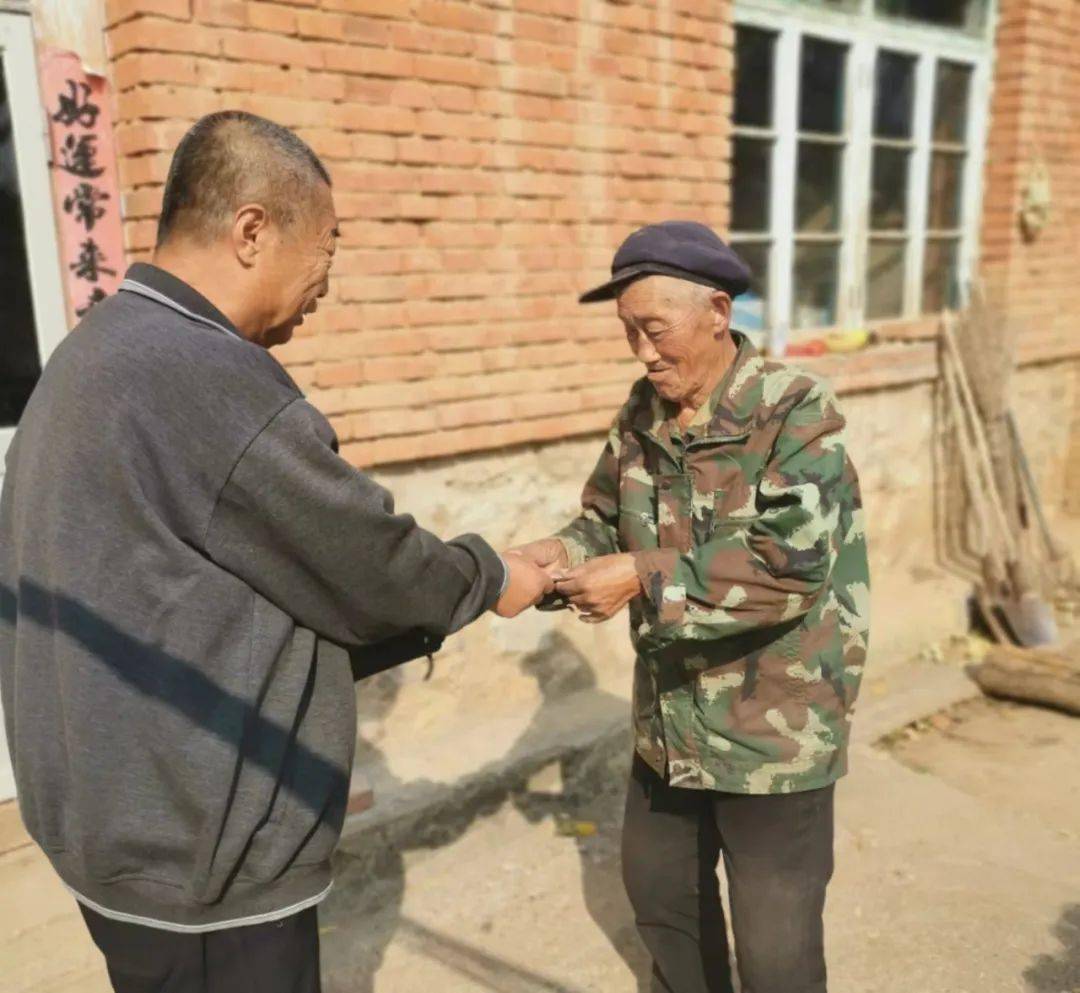 孟顯新早年曾在朝陽縣臺子鎮六家子村小學當過教師,退休後便和女兒