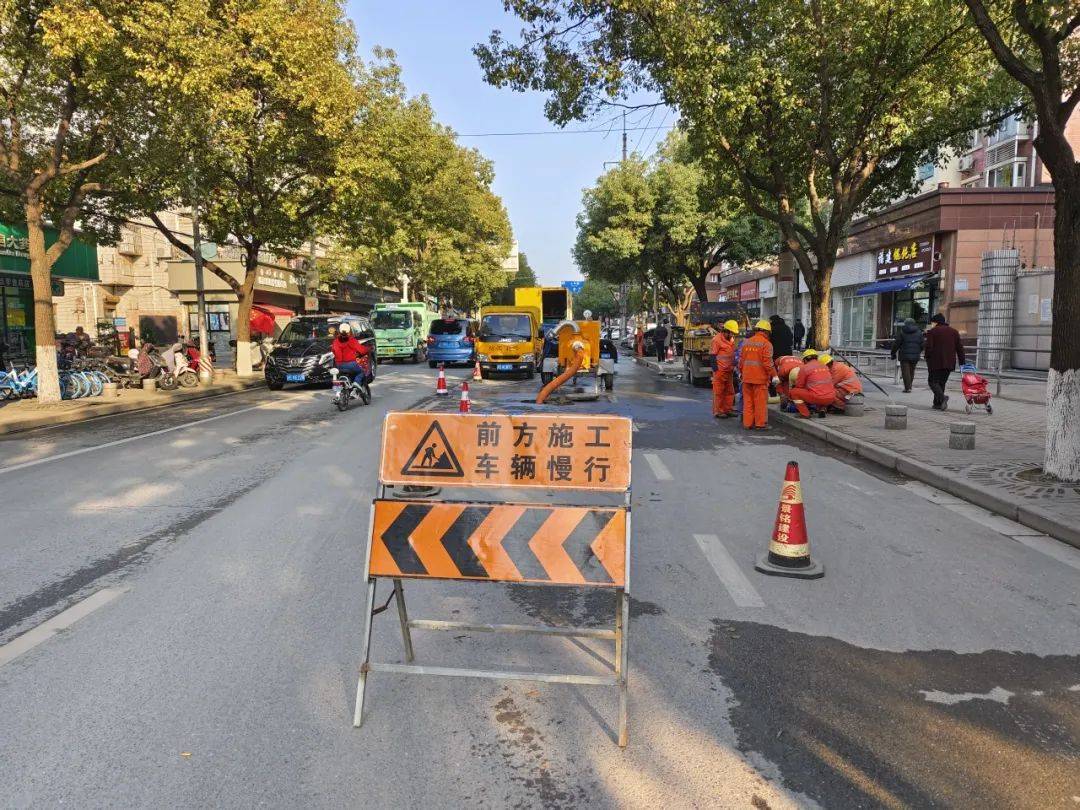 疏影路中春路东侧道路已修复完毕恢复通行_进行_管道_污水