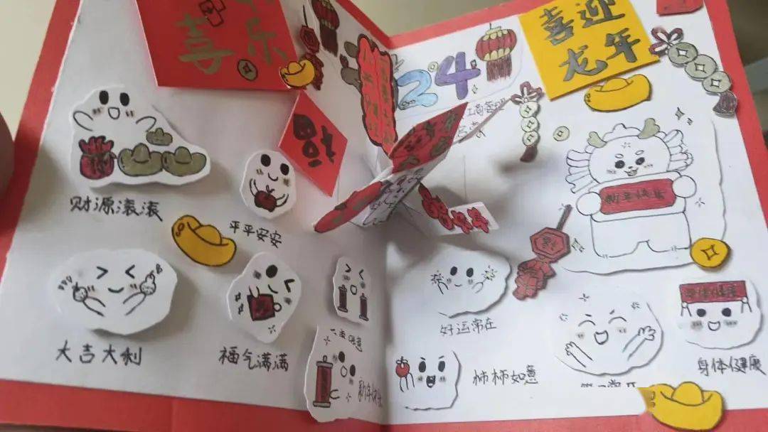 作品名称:浮云惊龙,万象新生拾捌作者:2021级会计2班严昊馨,喻建清