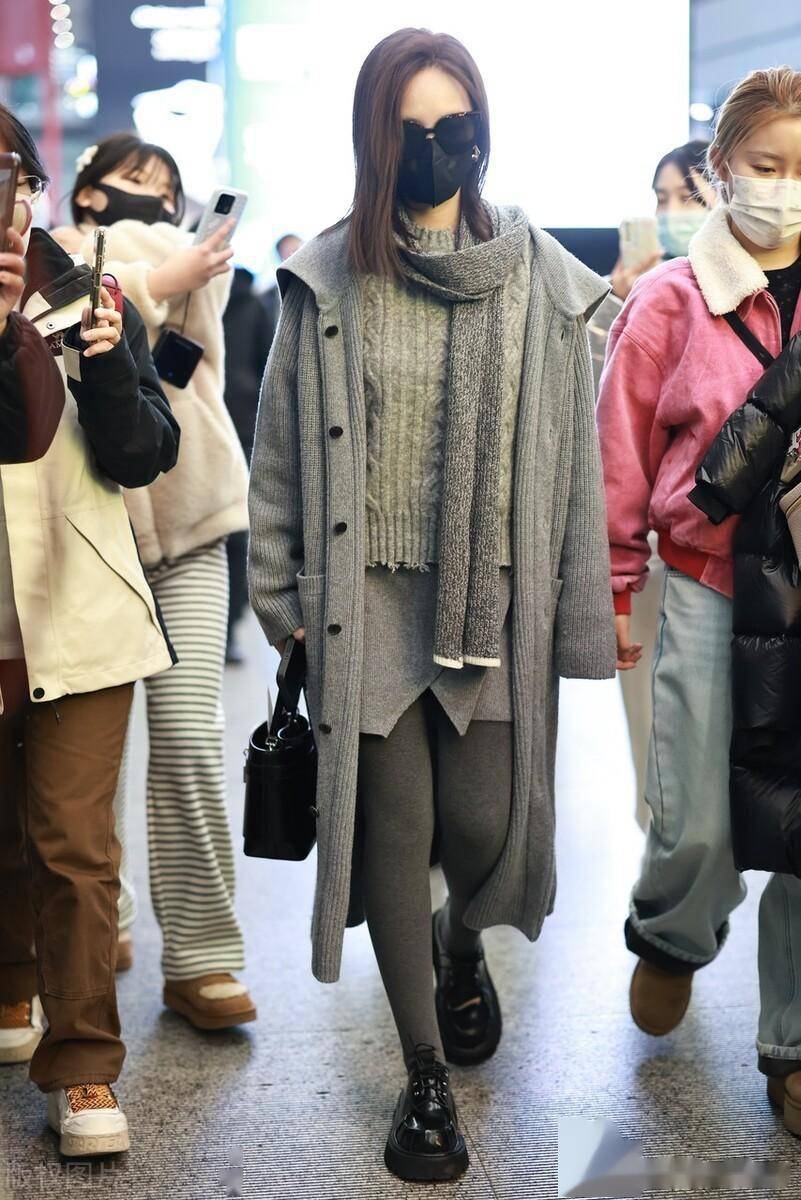 灰色刺绣浣熊绒毛衣 ￥599 购买2024年1月12日,北京,李一桐机场街拍