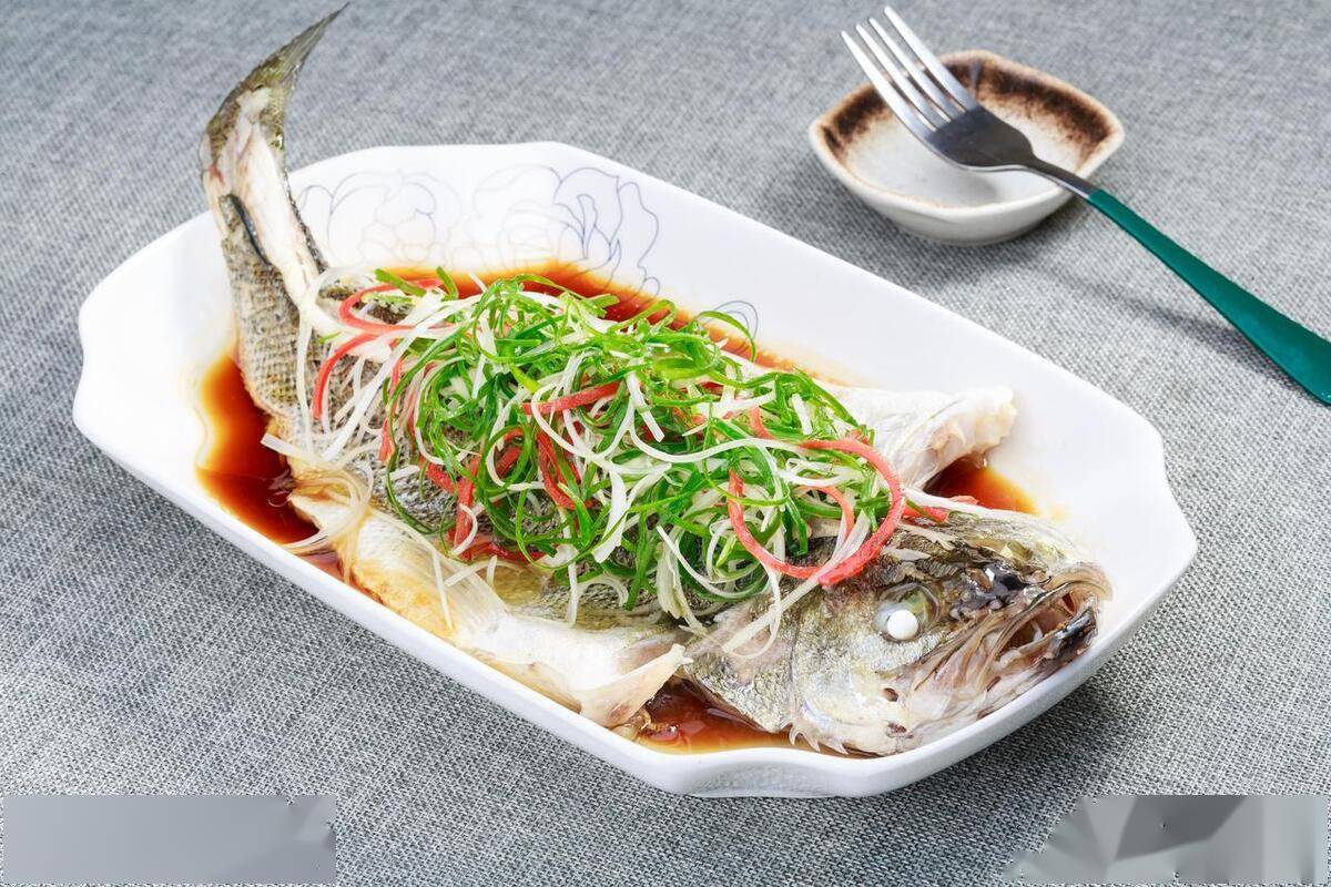 过年做清蒸鱼,最忌放料酒了,去腥加"这3样",鱼肉鲜嫩无腥味