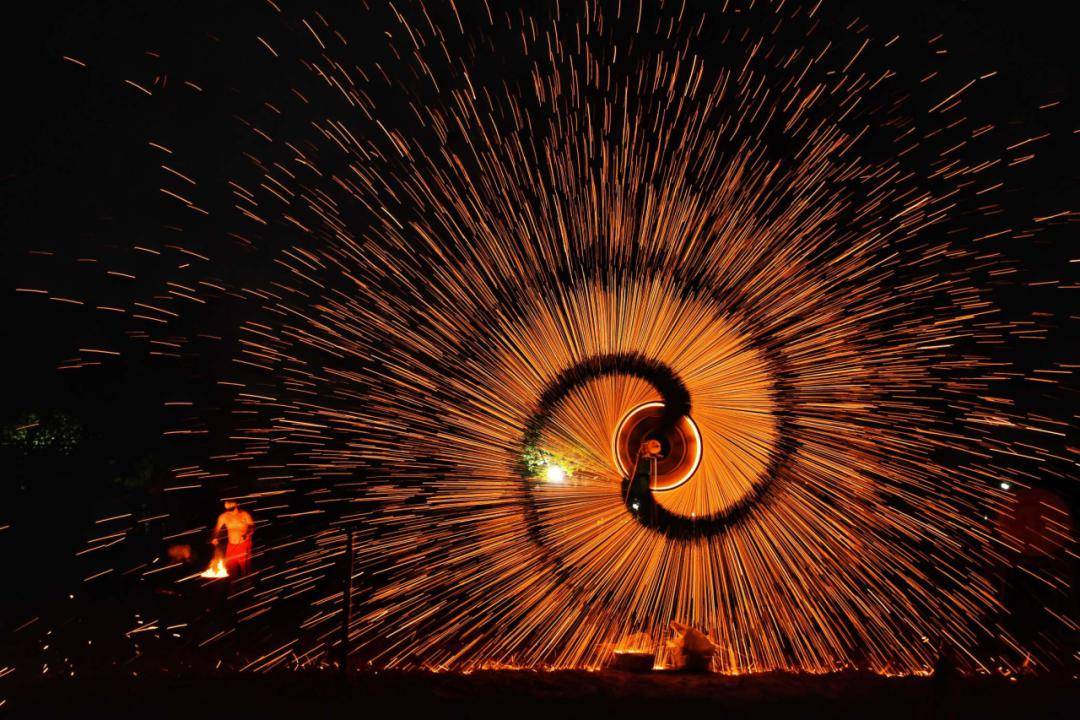 我们的节日·春节丨璀璨如梦!"打铁花"惊艳亮相