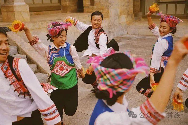 彝族人自小就会跳烟盒舞,在石屏县,许多彝族村寨都有烟盒舞队,每当逢