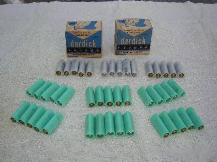 三角形弹药的底火↓↓和常规弹药比较↓↓由于设计,制造出这样怪异的