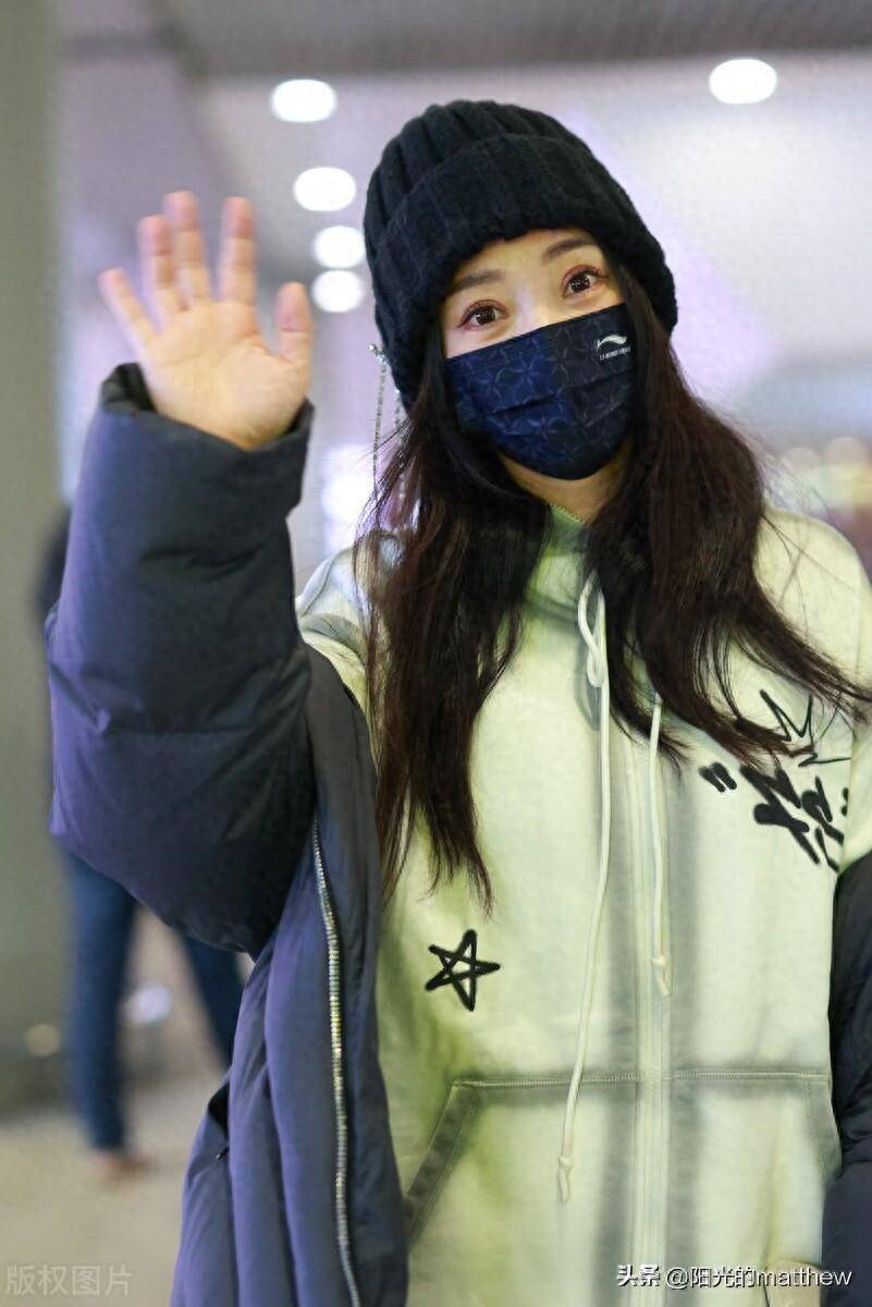 柳岩现身上海机场,身披羽绒服休闲惬意