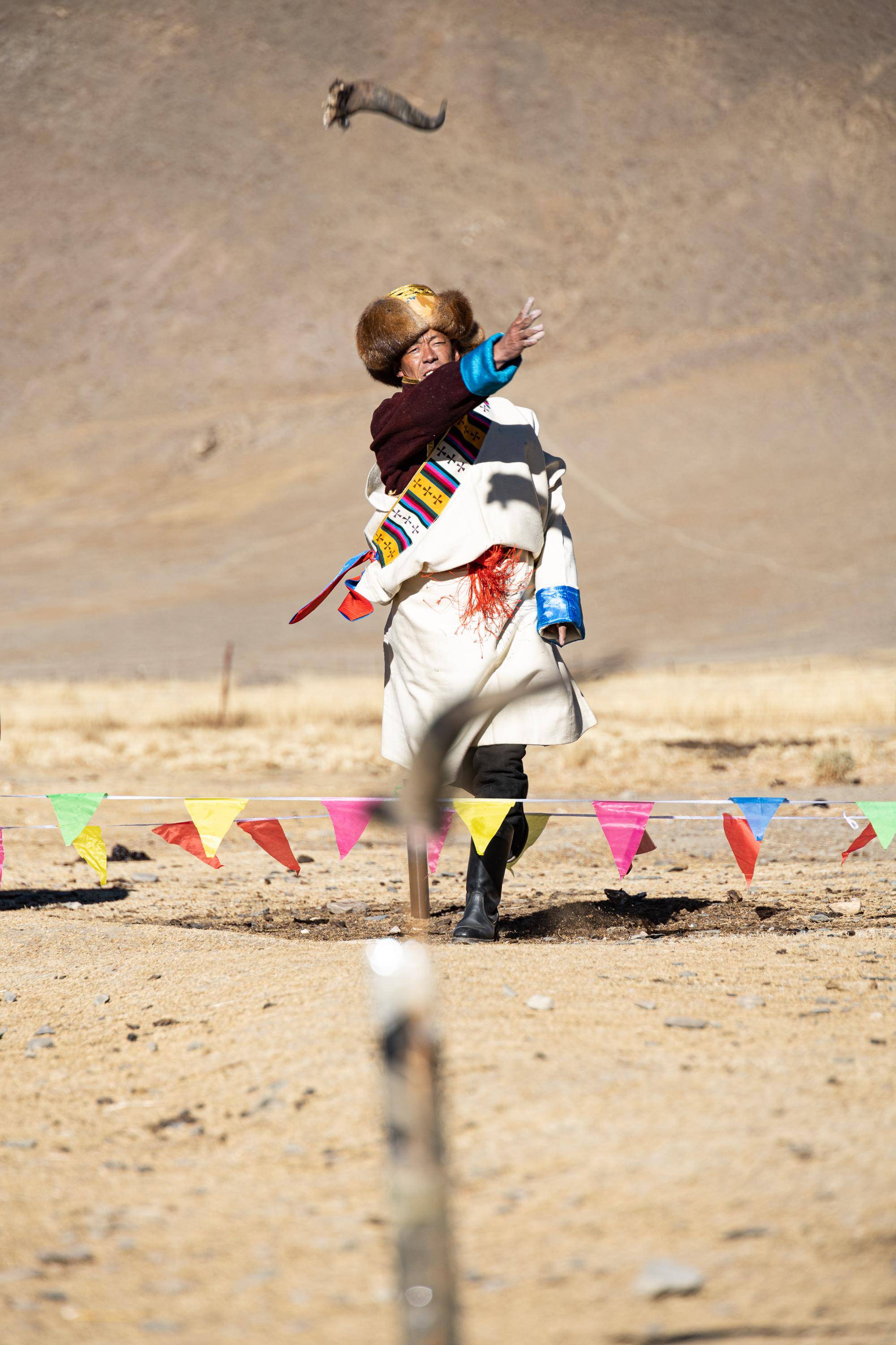 新华社发(黄智琪 摄)坐落于群山间的日喀则市白朗县东喜乡思古龙村(1