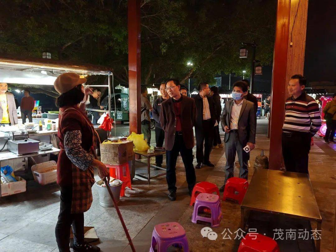 吕国记一行实地了解了潭段村夜间经济业态布局,经营