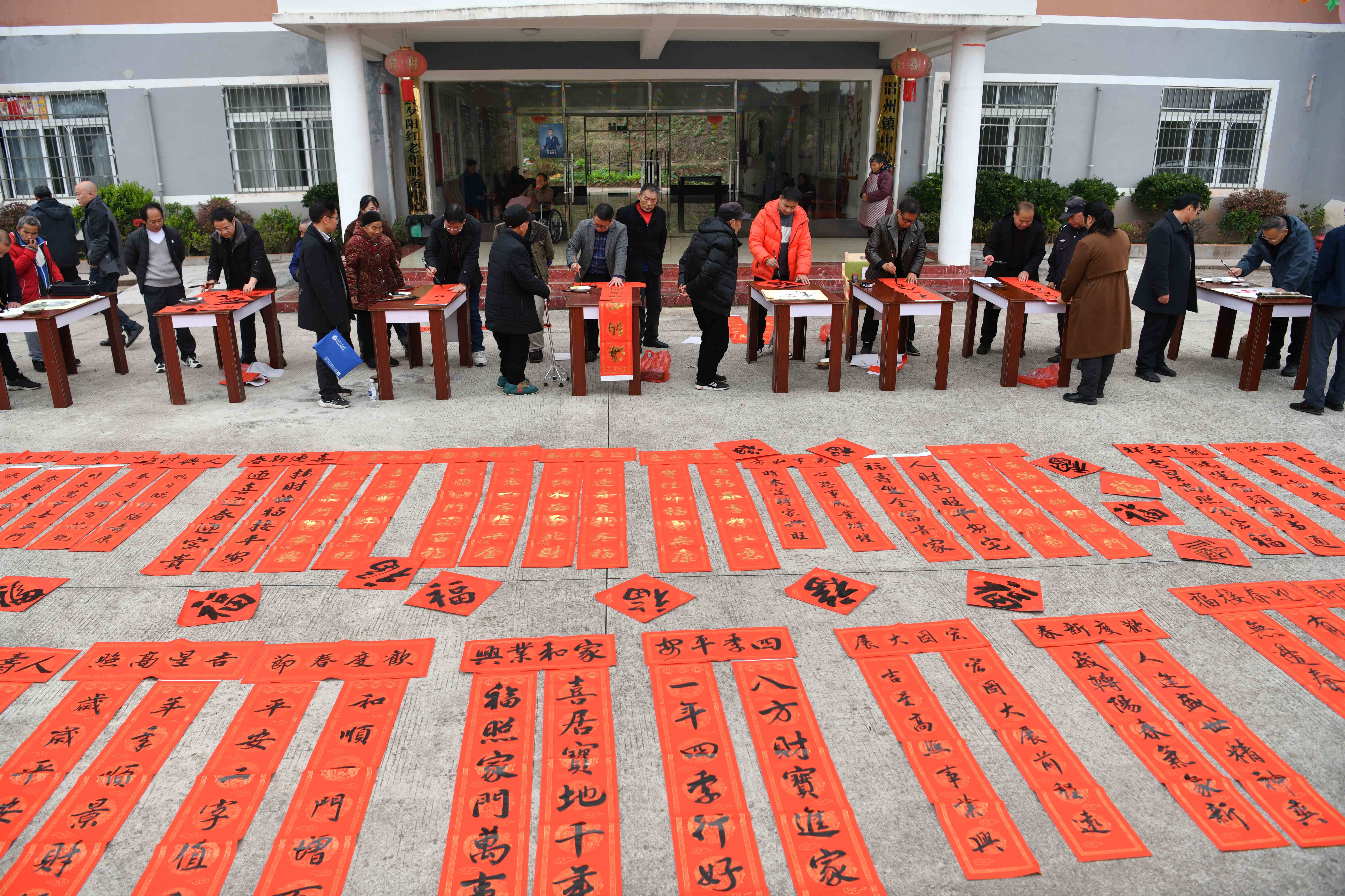 1月14日,书法爱好者在贵州省黔东南苗族侗族自治州黄平县旧州镇冷水河