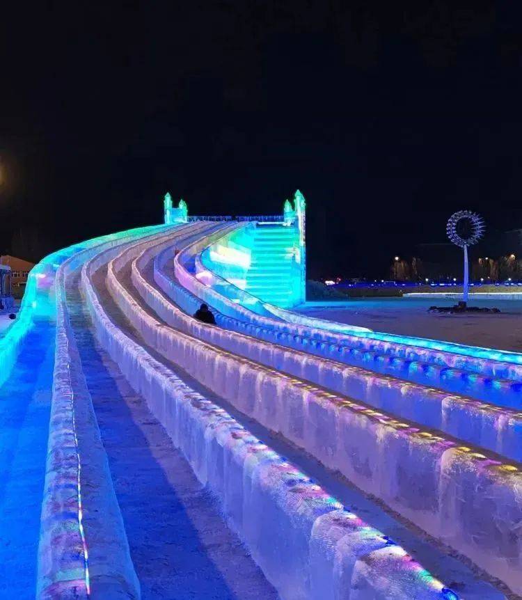 哈尔滨江边冰雪大滑梯图片