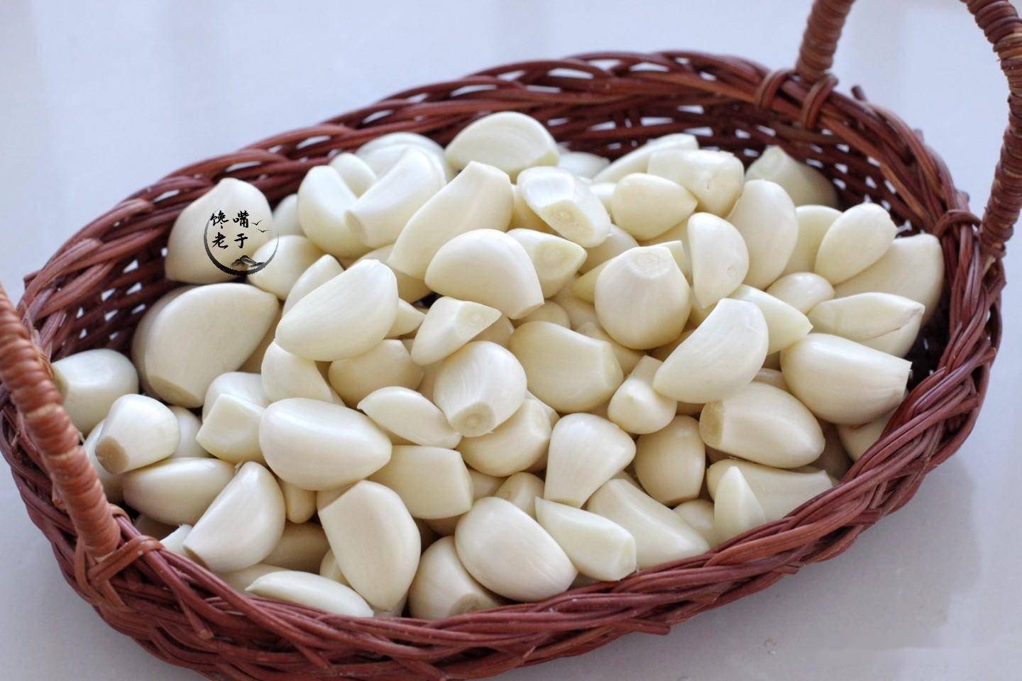 腌腊八蒜:光加醋就错了,多加"2味"3天就全绿,蒜脆香还不烧心_大蒜