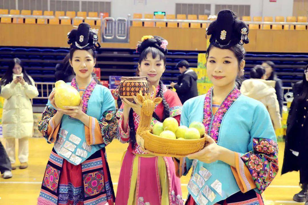 将浪漫抒情与惊险高难巧妙结合博白杂技《肩上芭蕾》饱含浓郁的俄罗斯