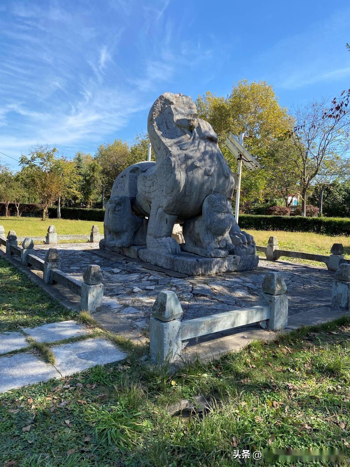 南京:南朝萧憺墓石刻,"看孩子"的石辟邪_石碑_大石_贵族