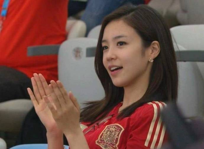 还记得吗？10年前一笑成名！韩国再度出征亚洲杯，女主播为其加油