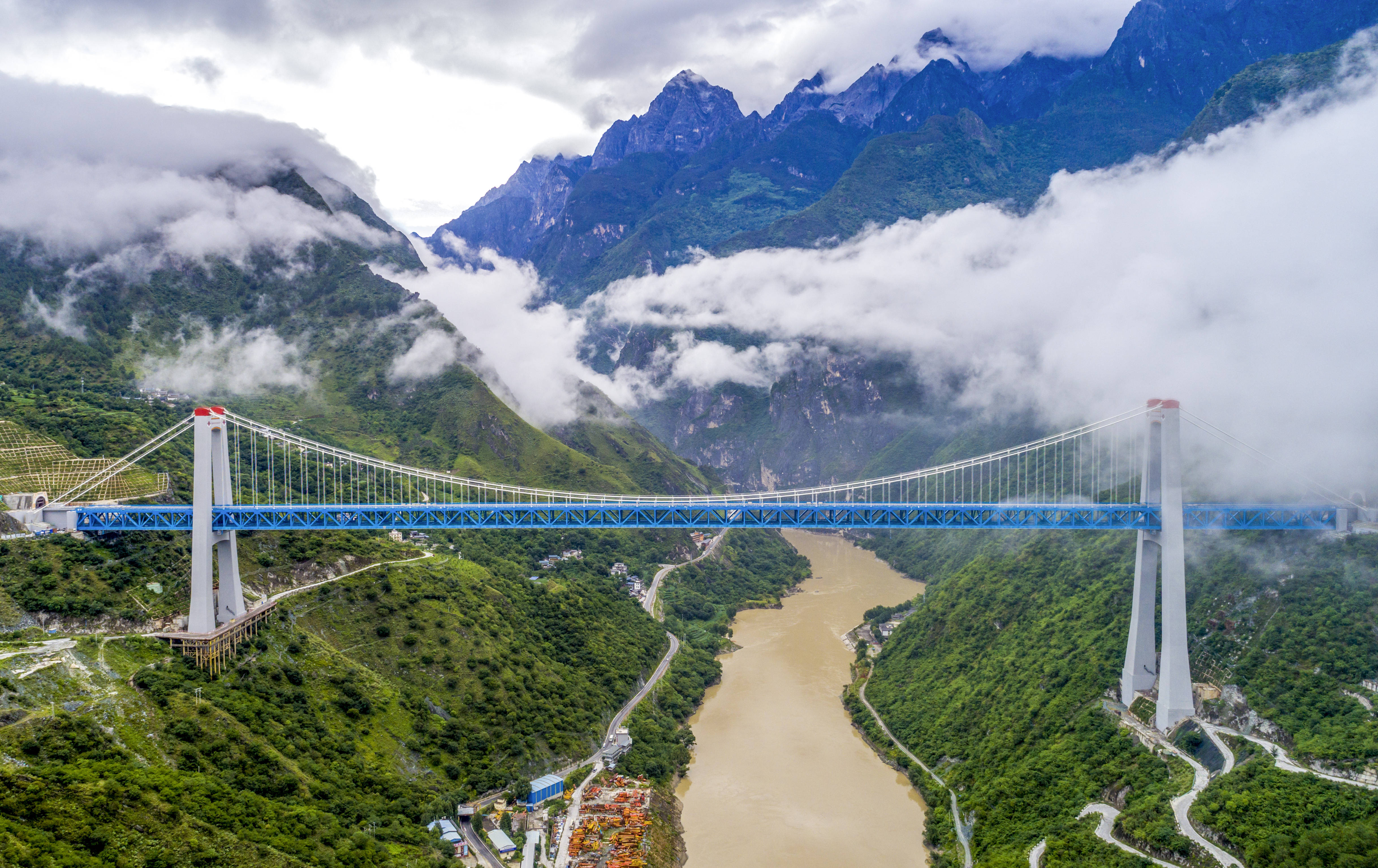 虎跳峡段,峡谷两岸分别是玉龙雪山和哈巴雪山,一座金沙江特大桥飞跨