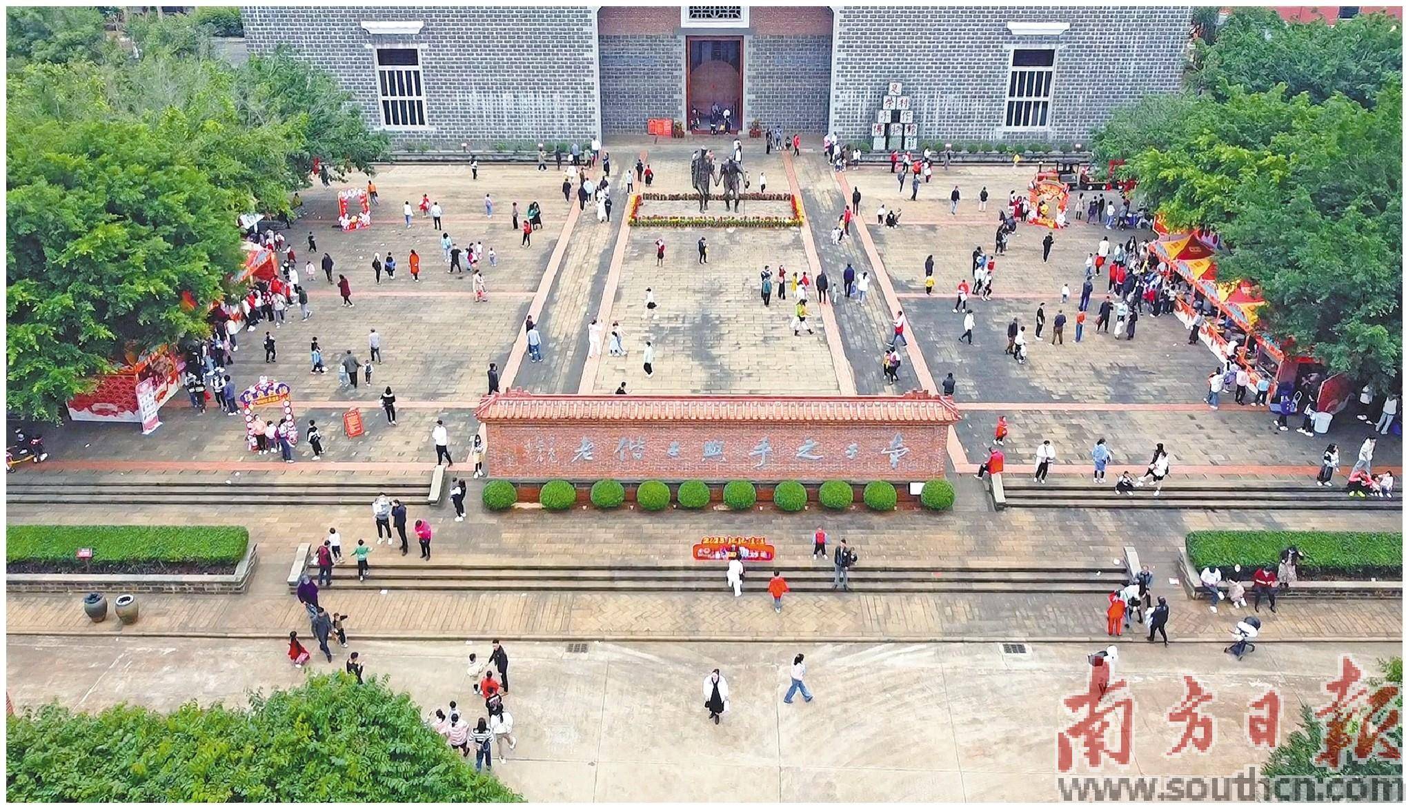 游客共聚足荣村茂德公大观园.受访者供图乡村振兴的潜能在哪里?