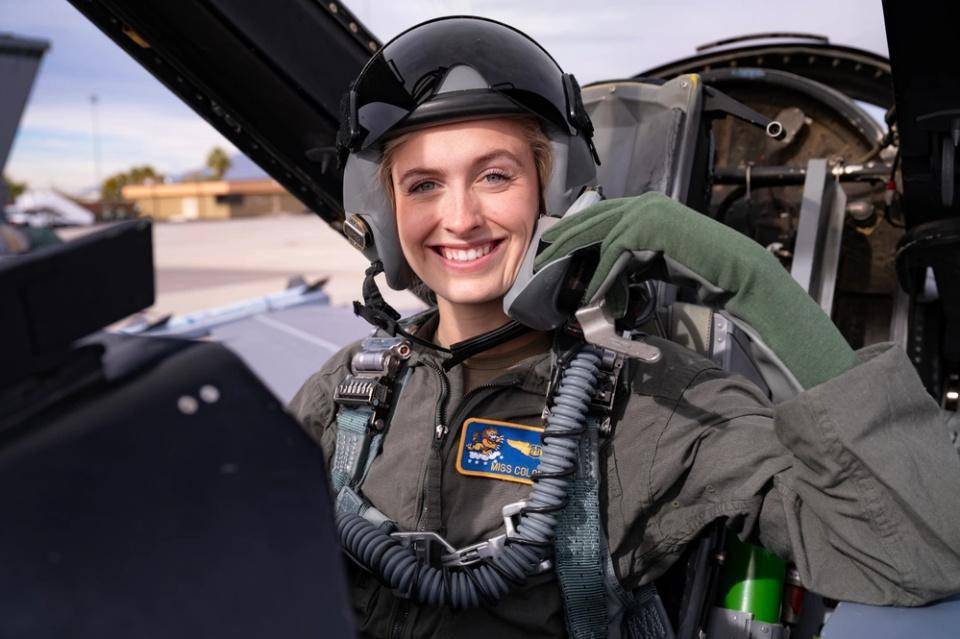 美国小姐选美新晋冠军揭晓,竟是f16战斗机女飞行员