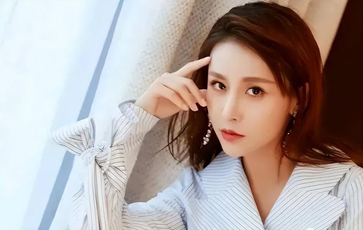 表面是国民媳妇,私下被王思聪称为富豪收割机,如今几乎无戏可拍_贾青